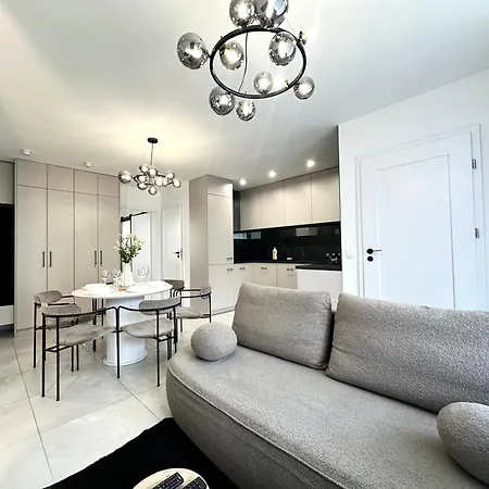 Laciarska 59 3 - 200m Main Square - Self Check-in 20h - Balcony Apartment Breslau